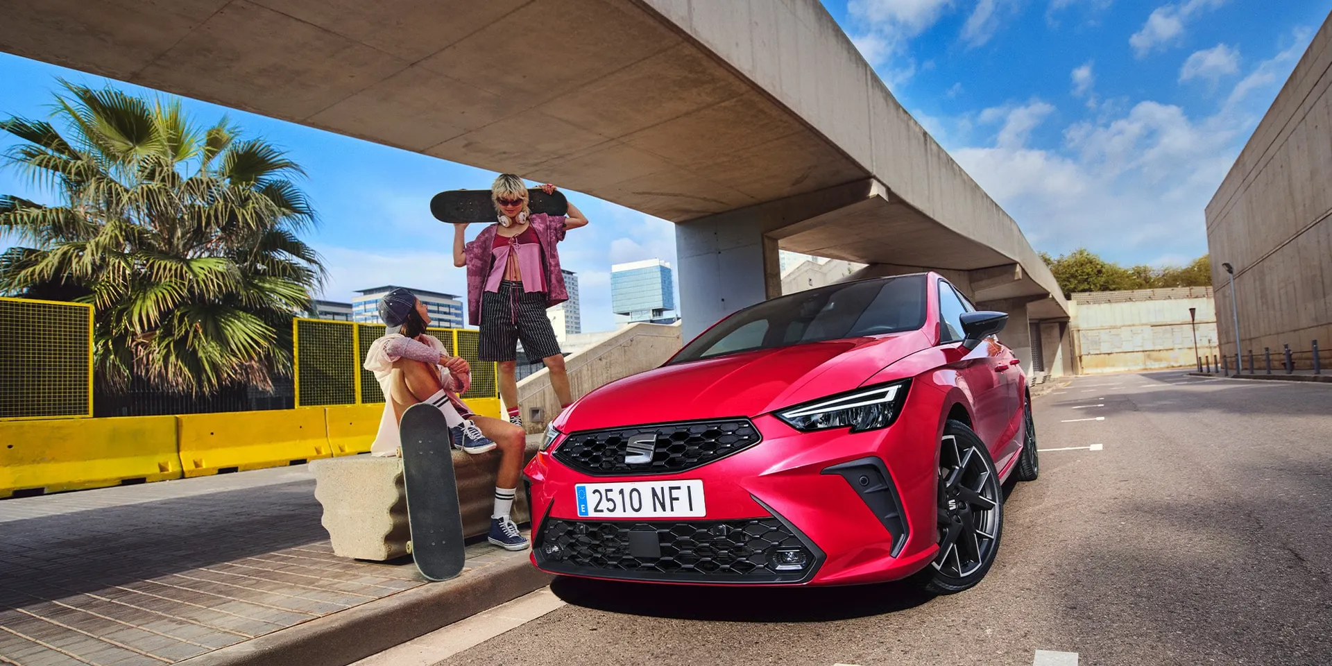 Vista completa do novo SEAT Ibiza vermelho, estacionado ao ar livre.