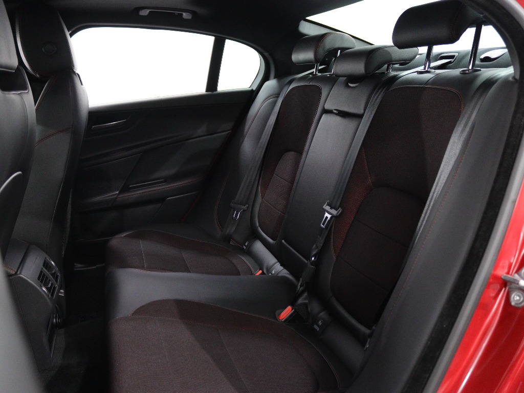 JAGUAR XE 2.0 D R-SPORT full