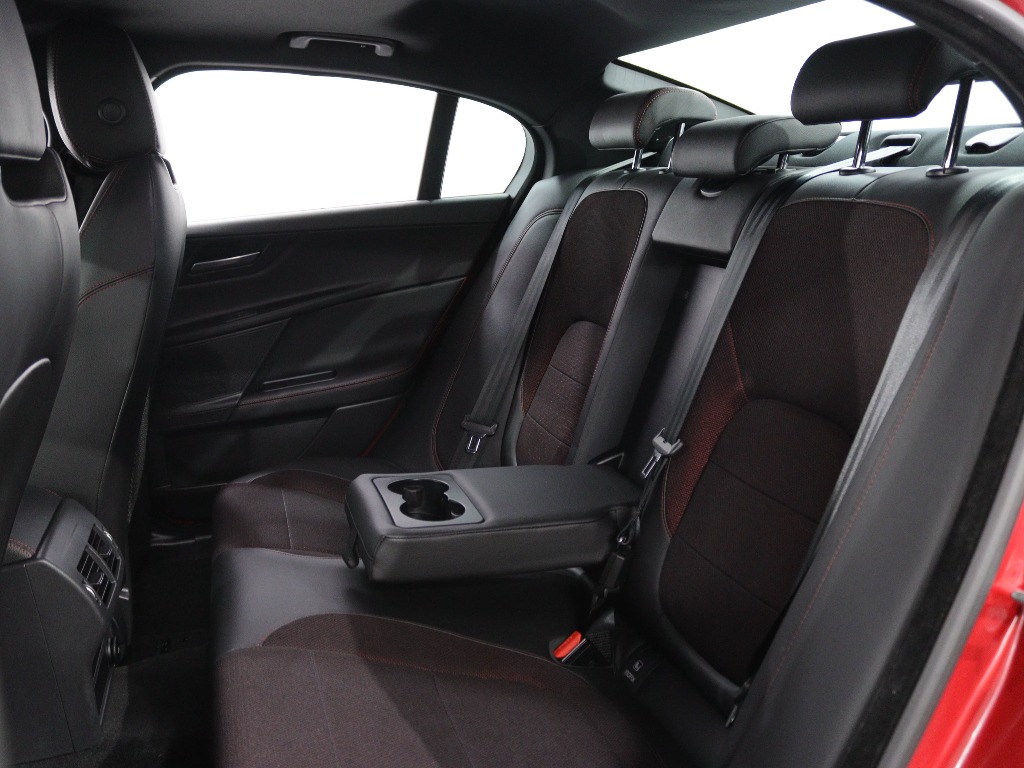 JAGUAR XE 2.0 D R-SPORT full