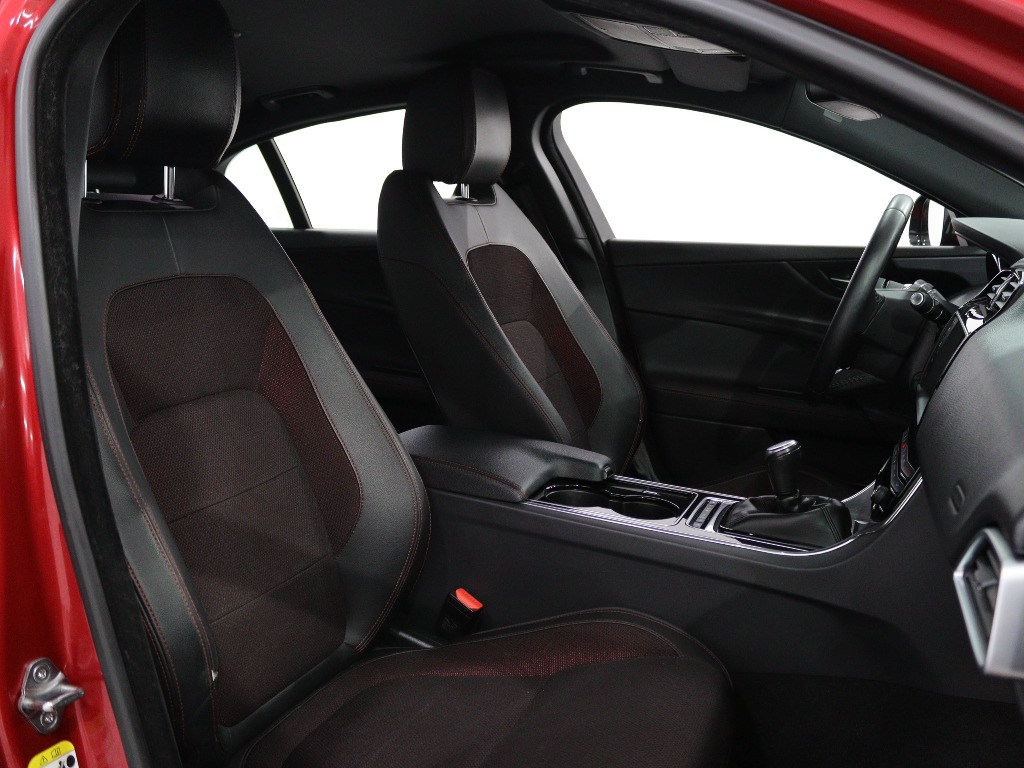 JAGUAR XE 2.0 D R-SPORT full