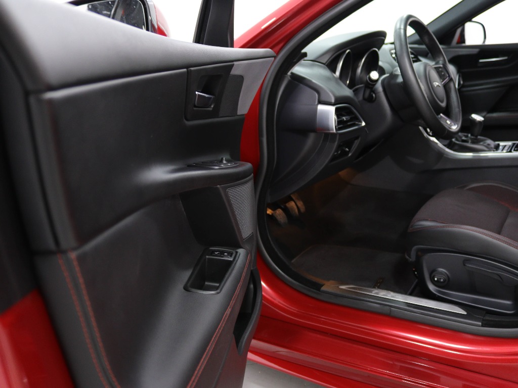 JAGUAR XE 2.0 D R-SPORT full