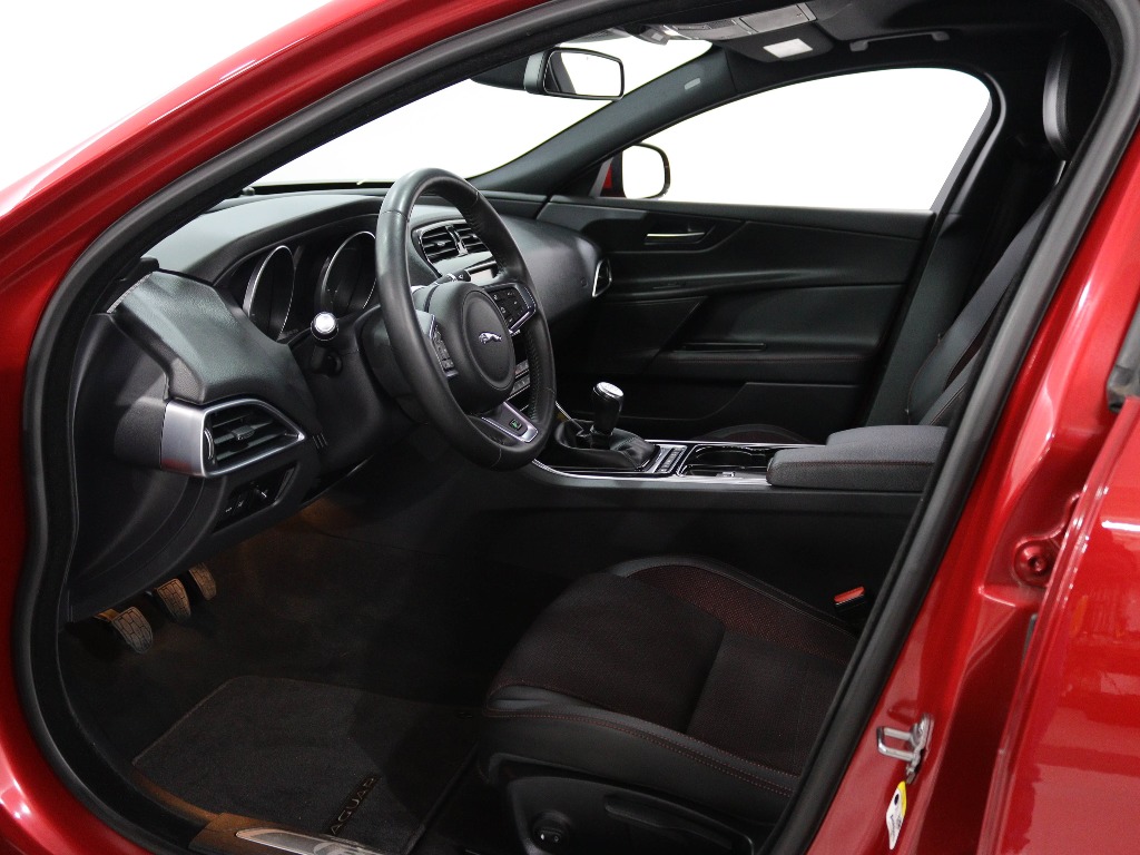 JAGUAR XE 2.0 D R-SPORT full