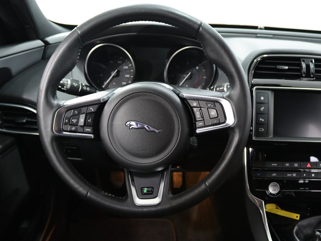 JAGUAR XE 2.0 D R-SPORT full