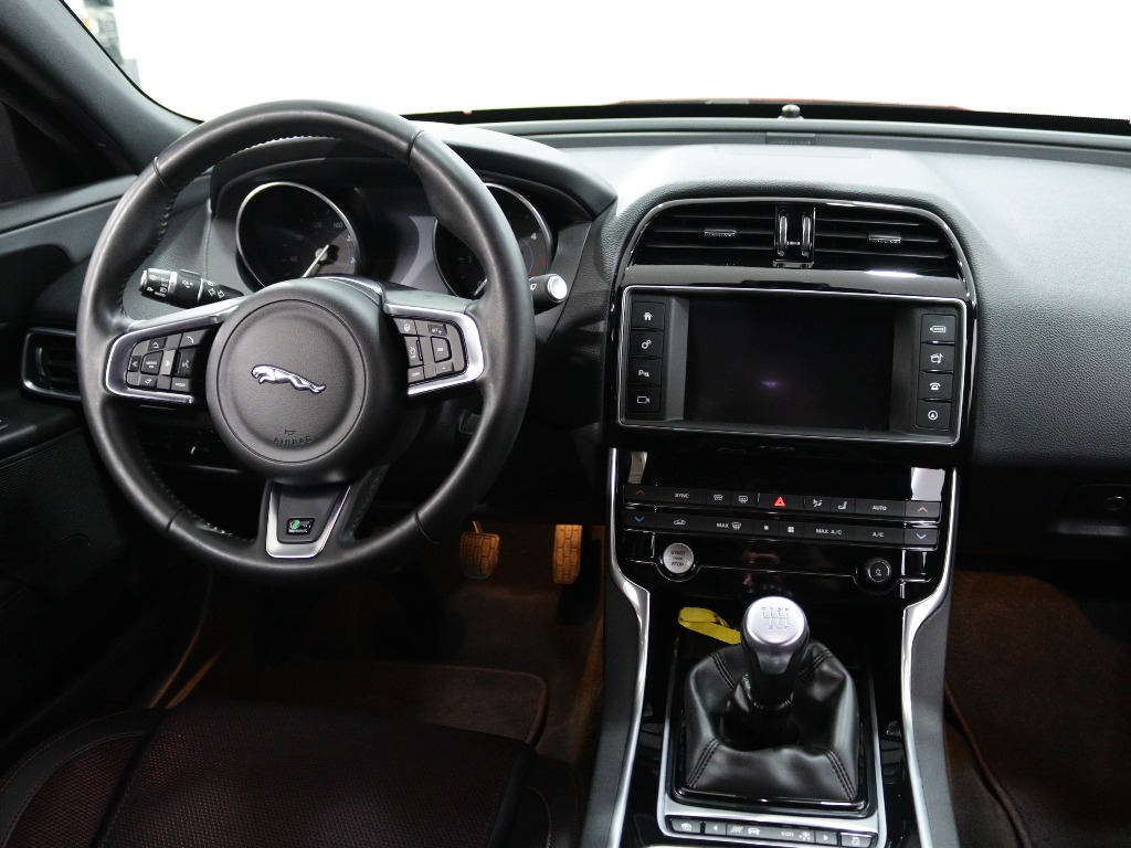 JAGUAR XE 2.0 D R-SPORT full