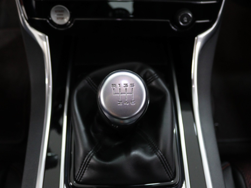 JAGUAR XE 2.0 D R-SPORT full