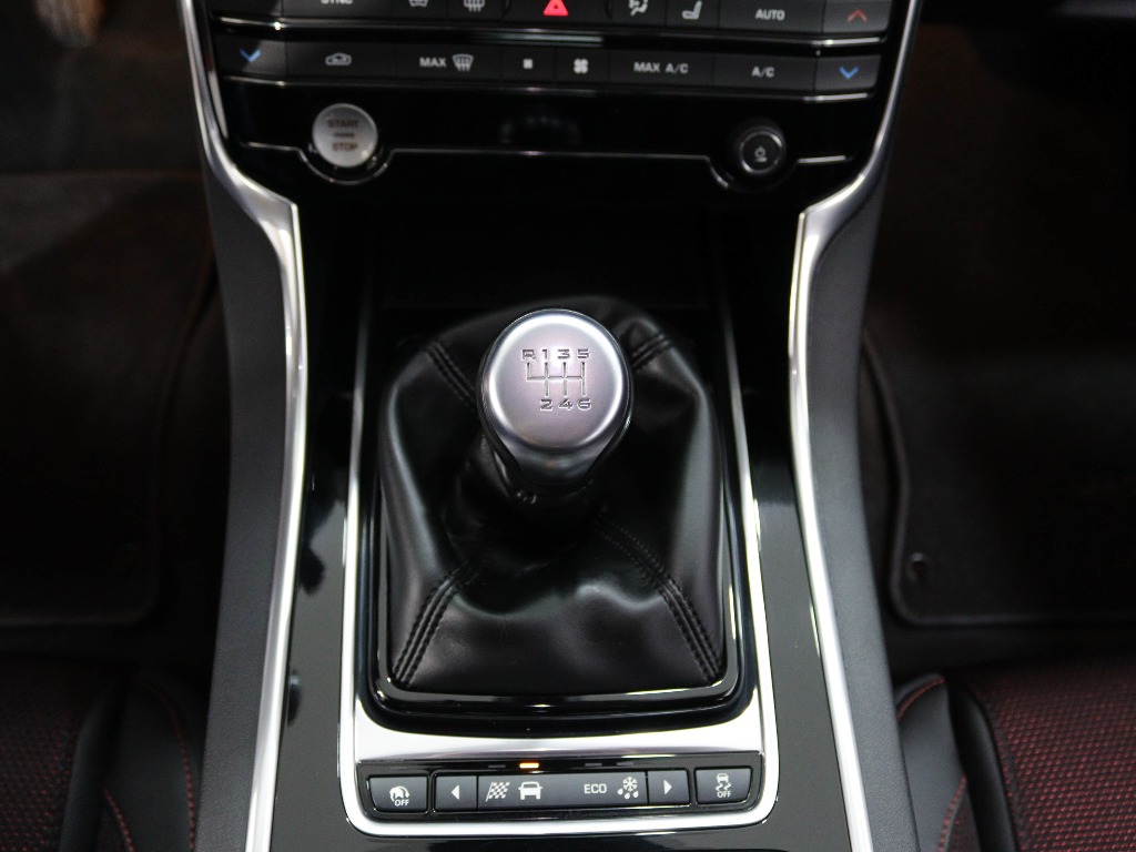JAGUAR XE 2.0 D R-SPORT full