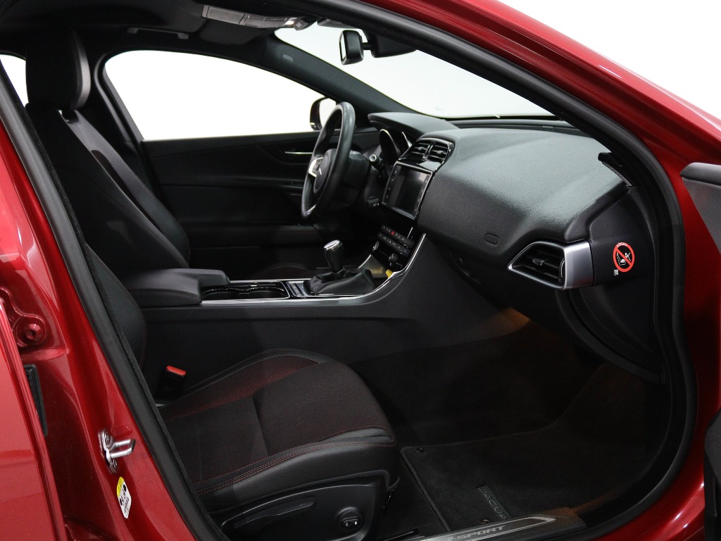 JAGUAR XE 2.0 D R-SPORT full